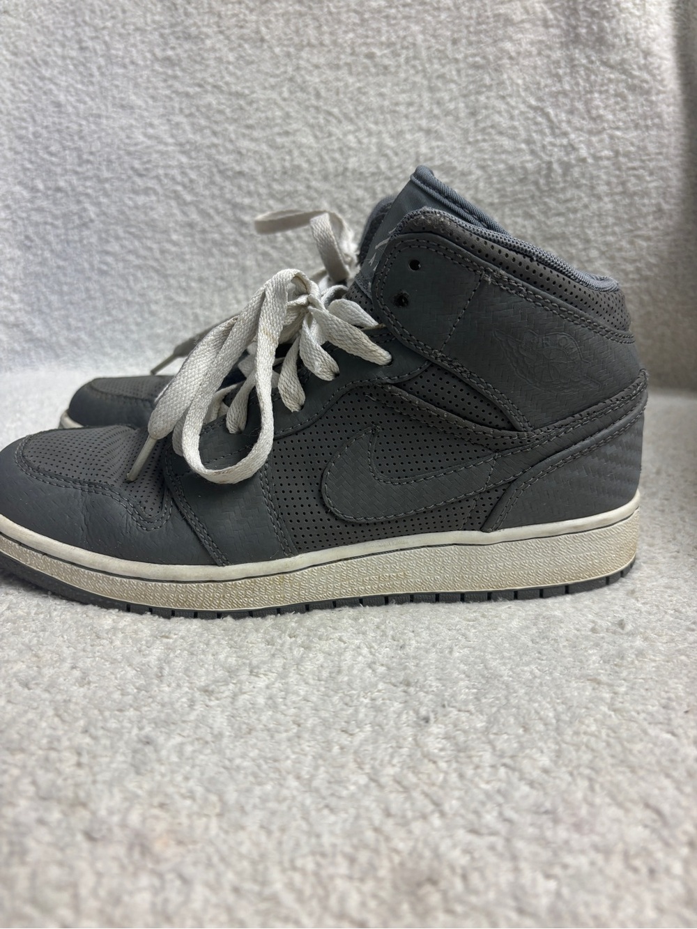 Nike Air Jordan 1 Phat Mid Cool Grey Carbon Boys Size 4.5Y